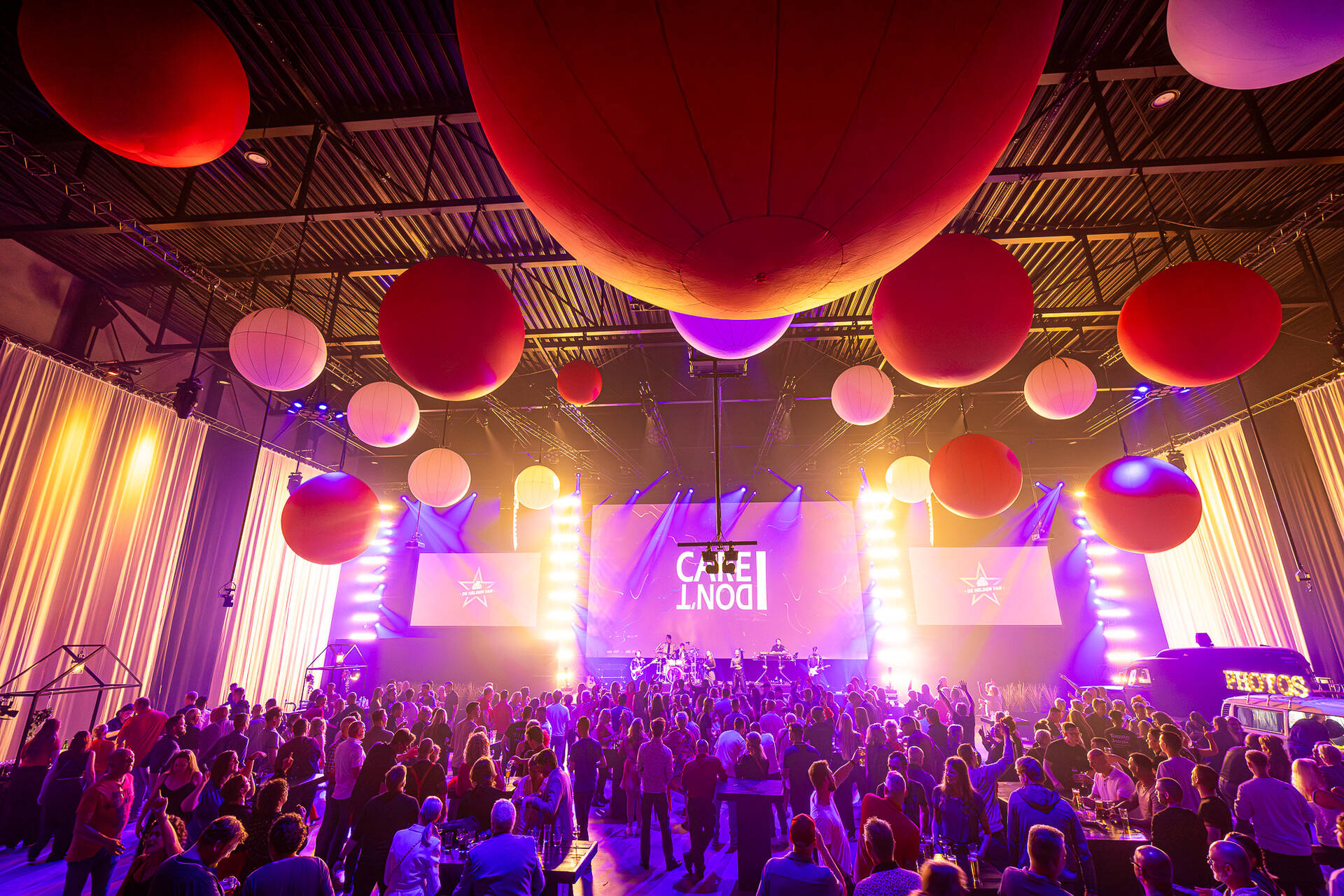 Feest met ballonnen in de evenementenhal